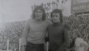 El Tano Piovoso, junto a Gatti cuando compartían plantel en Gimnasia de La Plata. Luego pasaría por Atlético Mones Cazón.